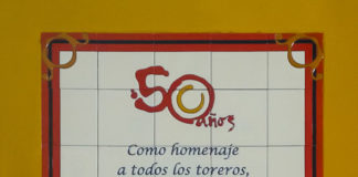 Mosaico que desde hoy decora las paredes de la plaza de toros de Badajoz en conmemoración del 50 aniversario de su construcción