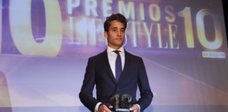 El diestro Posada de Maravillas posando con el premio 10 Lifestyle de La Razón