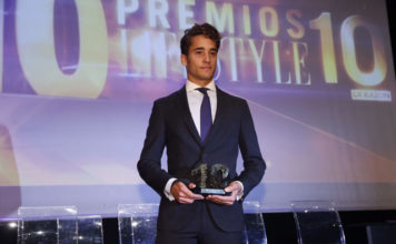 El diestro Posada de Maravillas posando con el premio 10 Lifestyle de La Razón