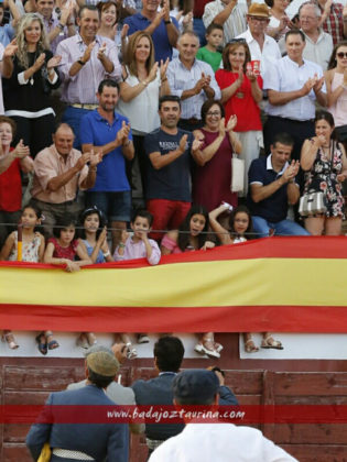 José Manuel y Tere aplaudiendo a su amigo y compañero 'ciclópata' El Cid