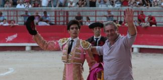 Juanito junto al ganadero Frédéric Lautier dando la vuelta al ruedo (FOTO: Daniel Chicot-Aplausos)