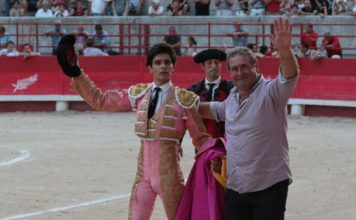 Juanito junto al ganadero Frédéric Lautier dando la vuelta al ruedo (FOTO: Daniel Chicot-Aplausos)