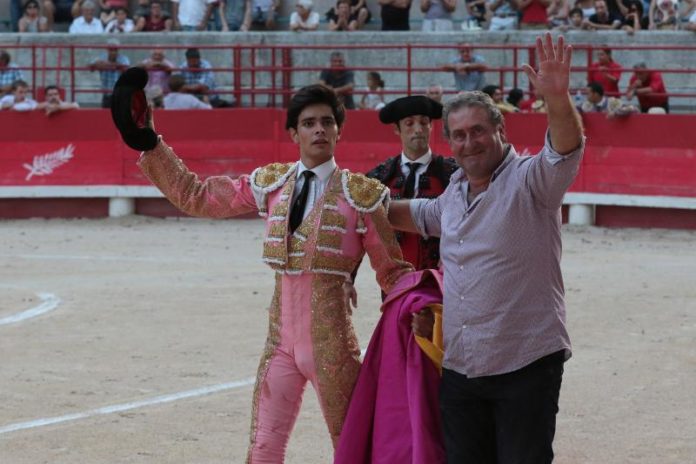 Juanito junto al ganadero Frédéric Lautier dando la vuelta al ruedo (FOTO: Daniel Chicot-Aplausos)