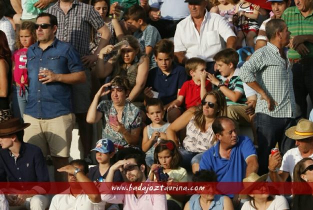 Alejandro Moreno junto a su mamá, su hermana y sus vecinos Sole y Álvaro