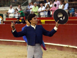 Carlos Domínguez con el trofeo conquistado en Valencia (FOTO: Joël Buravand)