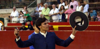 Carlos Domínguez con el trofeo conquistado en Valencia (FOTO: Joël Buravand)