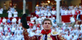 Ginés Marín paseando en hombros por el coso de Pamplona tras su actuación del día 12 de julio que le ha valido para erigirse en triunfador de la Feria del Toro 2017