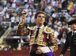 Ginés Marín dando la vuelta con la oreja cortada en Valencia (FOTO: Rullot)