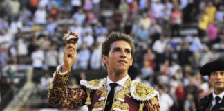 Ginés Marín dando la vuelta con la oreja cortada en Valencia (FOTO: Rullot)