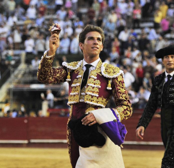 Ginés Marín dando la vuelta con la oreja cortada en Valencia (FOTO: Rullot)