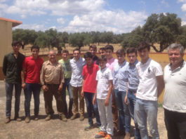 Los alumnos junto al ganadero tras la faena de herradero