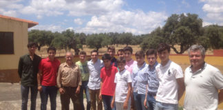 Los alumnos junto al ganadero tras la faena de herradero