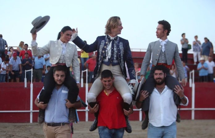 Los tres rejoneadores saliendo a hombros en Santa Amalia