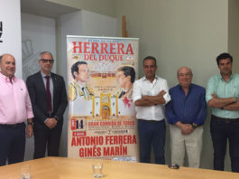 Alcalde, autoridades, empresario y ganadero ante el cartel de Herrera del Duque