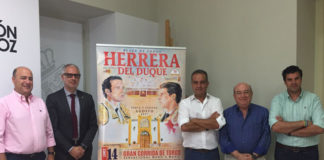 Alcalde, autoridades, empresario y ganadero ante el cartel de Herrera del Duque