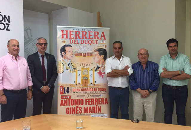 Alcalde, autoridades, empresario y ganadero ante el cartel de Herrera del Duque