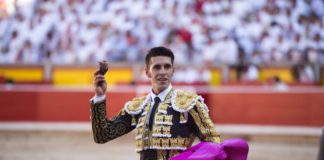 Talavante dando la vuelta al ruedo en Pamplona con la oreja de su primer Cuvillo. (FOTO: Javier Arroyo-Aplausos)