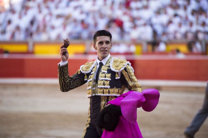 Talavante dando la vuelta al ruedo en Pamplona con la oreja de su primer Cuvillo. (FOTO: Javier Arroyo-Aplausos)