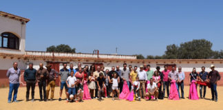 Los integrantes del taller de aficionados prácticos junto a otros aficionados en la plaza de tientas de Peñasblancas (FOTO: Paco Pimienta)