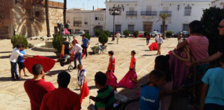 Los jóvenes de Bienvenida disfrutaron de la sensación de torear de salón en el plaza de su localidad