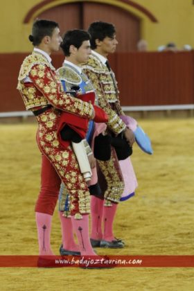 Los tres novilleros esperando el veredicto del jurado