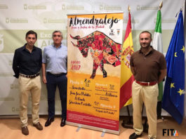 Presentan la feria de La Piedad de Almendralejo José Cutiño y las máximas autoridades de Almendralejo junto al cartel de la feria de La Piedad 2017