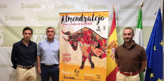 José Cutiño y las máximas autoridades de Almendralejo junto al cartel de la feria de La Piedad 2017