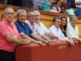 De izquierda a derecha: José Luis Calatayud, Antonio Nieto (jefe de equipo)Pedro de la Cruz, Vicente Caballero, Julio Carmona, Inmaculada Sánchez y Luis Carlos Franco, en el burladero de la plaza de toros de Badajoz (FOTO: Gallardo)