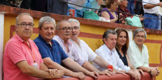 De izquierda a derecha: José Luis Calatayud, Antonio Nieto (jefe de equipo)Pedro de la Cruz, Vicente Caballero, Julio Carmona, Inmaculada Sánchez y Luis Carlos Franco, en el burladero de la plaza de toros de Badajoz (FOTO: Gallardo)