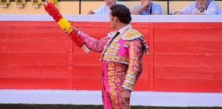 Antonio Ferrera brindando en Bilbao el par de banderillas con los colores de España que segundos después declinó colocar por la intransigencia de unos pocos. (FOTO: TOROSTV)