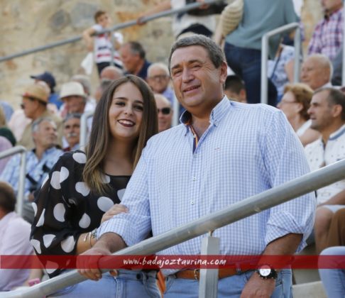 Noelia Asencio y su padre, ganaderoa del concurso de Facebook