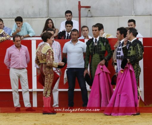 Tomás Angulo brinda a su cuadrilla