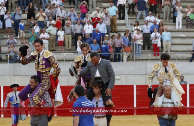 Los tres toreros y el mayoral a hombros