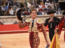 Ginés Marín dando la vuelta al ruedo en Nimes. Foto: Isabelle Dupin- Aplausos