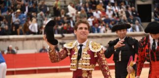 Ginés Marín dando la vuelta al ruedo en Nimes. Foto: Isabelle Dupin- Aplausos