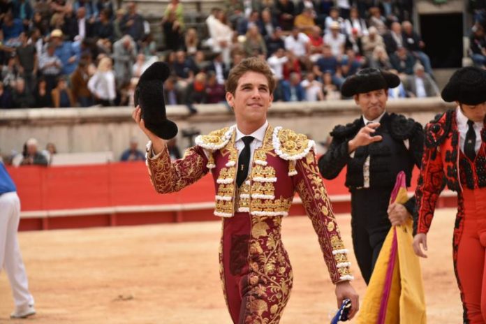 Ginés Marín dando la vuelta al ruedo en Nimes. Foto: Isabelle Dupin- Aplausos