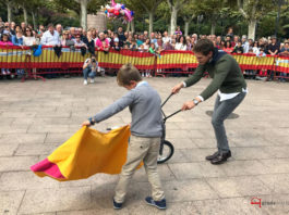 El diestro Ginés Marín embiste a un niño riojano en el improvisado ruedo