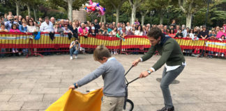 El diestro Ginés Marín embiste a un niño riojano en el improvisado ruedo