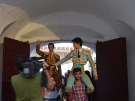 Los dos novilleros saliendo a hombros del coso frexnense (FOTO: JM Jaramillo)