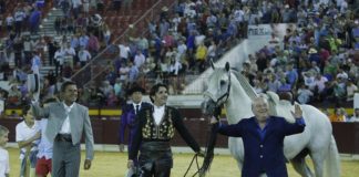 Iniesta y Carrillo junto a Diego Ventura y el caballo Dólar tras el indulto de Perdido en Murcia. FOTO: Glez Arjona - Aplausos