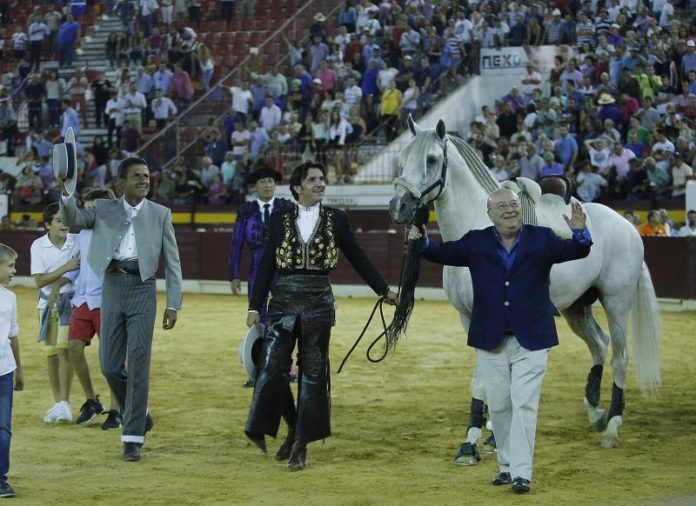 Iniesta y Carrillo junto a Diego Ventura y el caballo Dólar tras el indulto de Perdido en Murcia. FOTO: Glez Arjona - Aplausos