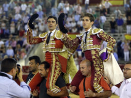Perera y Ginés Marín paseados a hombros en Albacete (FOTO: Arjona-Aplausos)