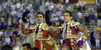 Perera y Ginés Marín paseados a hombros en Albacete (FOTO: Arjona-Aplausos)