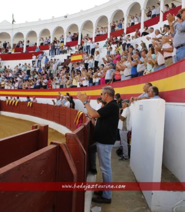 La plaza en pie cuando sonó el himno de España