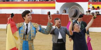 Alejandro Rivero y el mayoral de Cayetano dando la vuelta al ruedo en Zafra. (FOTO: Archivo)