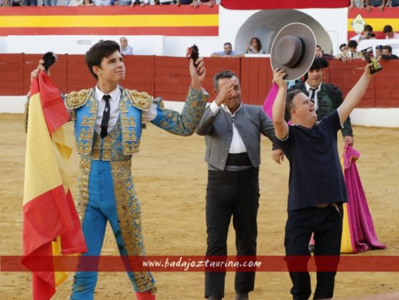 Alejandro Rivero y el mayoral de Cayetano dando la vuelta al ruedo en Zafra. (FOTO: Archivo)