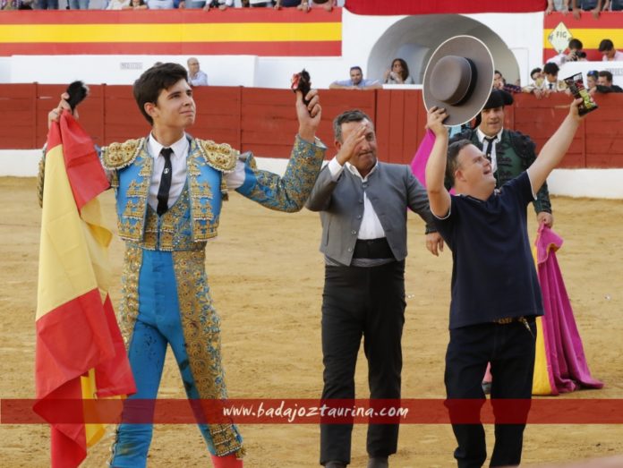 Alejandro Rivero y el mayoral de Cayetano dando la vuelta al ruedo en Zafra. (FOTO: Archivo)