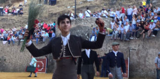 Manuel Perera paseando sus trofeos en Segura de la Sierra