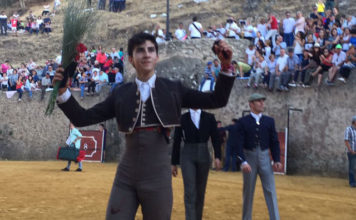 Manuel Perera paseando sus trofeos en Segura de la Sierra