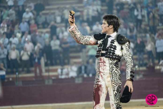 José Garrido mostrando la oreja cortada al sobrero de Lagunajanda (FOTO: SCP)